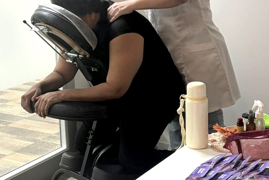 Atendimento de Shiatsu feito por profissional da Qualiforma na Semana da Saúde em um de nossos clientes